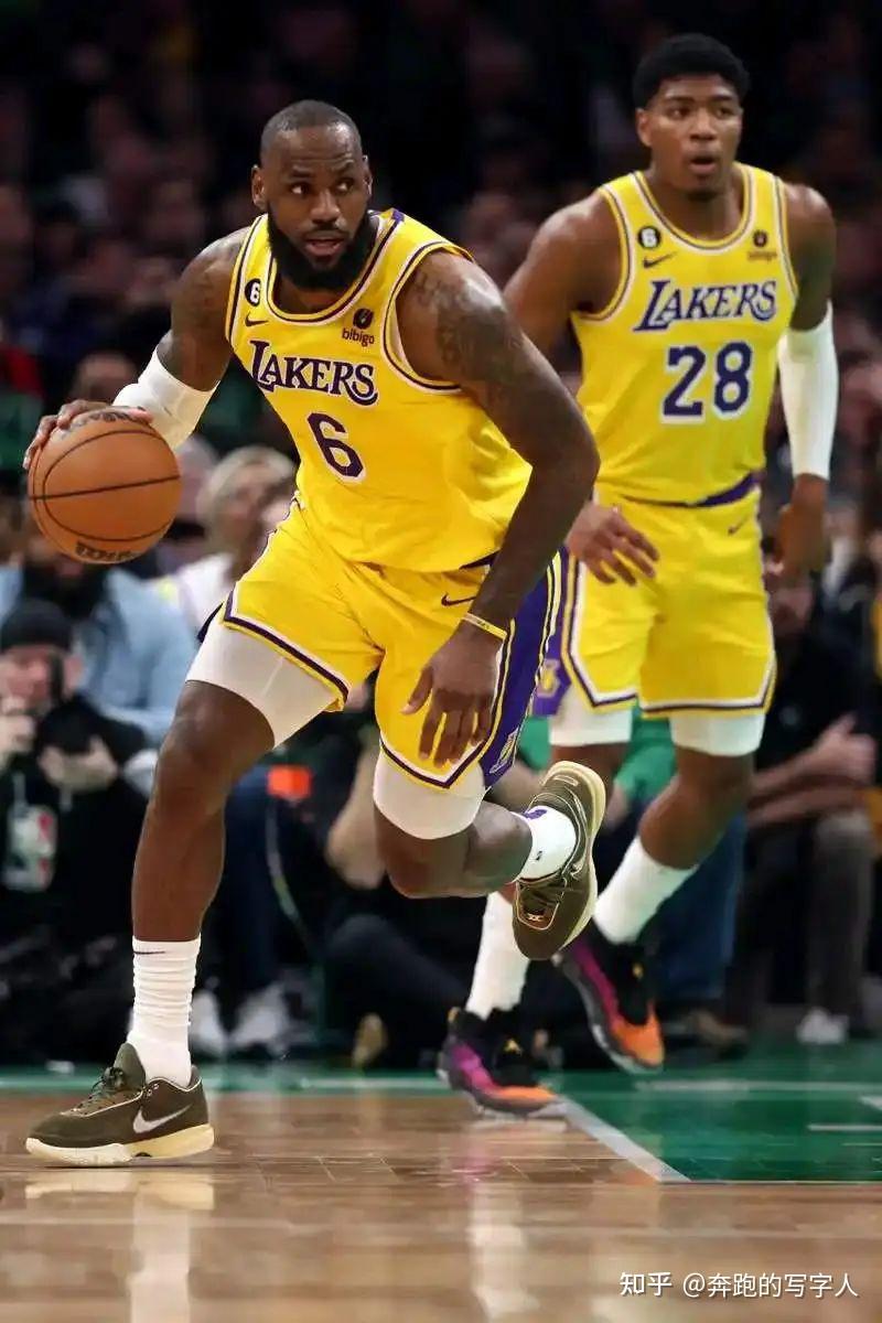 孟菲斯灰熊迎NBA季后赛关键赛；今夜远射贴柱；气氛紧张；年轻球员得到机会的简单介绍